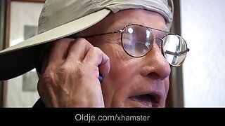 მხიარული მუქი თმიანი ...
